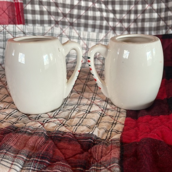 Vintage winking Santa mugs - set of 2 - Picture 3 of 10